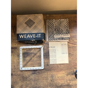Può includere: Un kit per telaio vintage Weave-It che include una cornice quadrata in legno con perni in metallo, una scatola di cartone con motivo a quadri e testo, un libretto di istruzioni Weave-It Weaves e un foglio stampato con schemi di tessitura.