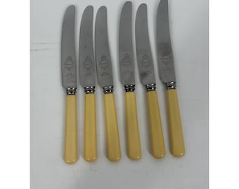 Juego de 6 cuchillos de mesa vintage Sheffield con mango amarillo, estilo retro de mediados de siglo.