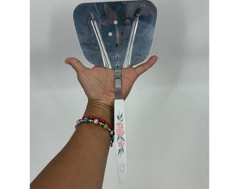 Vintage spatule large en acier inoxydable avec manche floral rose, cuisine rétro américaine