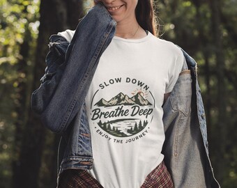 Koszulka kempingowa z odznaką górską Breathe Deep | Zwolnij, ciesz się podróżą