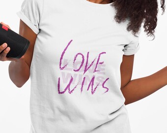 Koszulka unisex z napisem „Love Wins” | różowa akwarelowa typografia