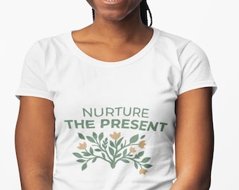 Koszulka unisex Nurture The Present | Kwiatowa typografia, koszulka uważności