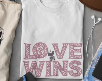 Koszulka unisex z nadrukiem Love Wins w stylu retro z kwiatowym tekstem | Koszulka LGBTQ Pride