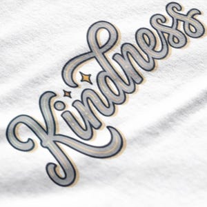 T-shirt unisexe à inscription Kindness | T-shirt rétro avec texte cursif