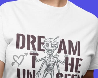 Koszulka unisex „Dream the Unseen” | Ilustracja kosmity, tekst w stylu retro