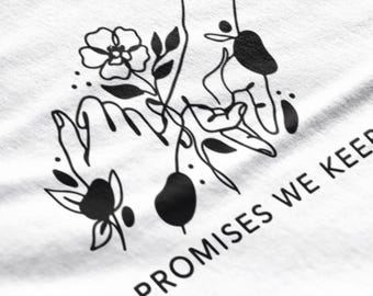 Koszulka unisex Promises We Keep z kwiatowym tekstem | minimalistyczna czarna koszulka z botanicznym wzorem