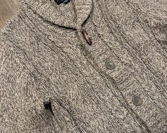 Suéter de punto trenzado con cuello chal y botones, talla pequeña para hombre, marca Trash Nouveau, color beige.