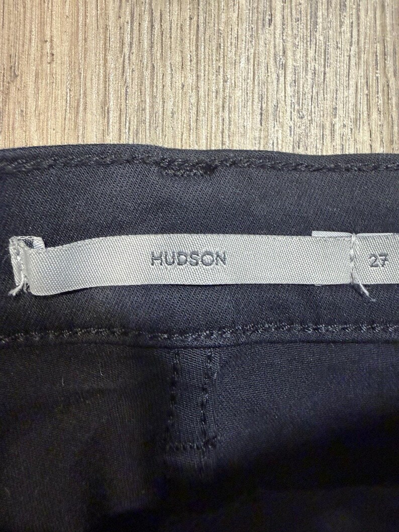 Pantalones de mujer Hudson Biker negros de talle alto, 26x21, cropped, estilo grunge y atrevidos. imagen 2