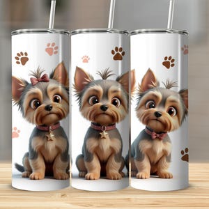 Könnte beinhalten: Drei weiße Edelstahlbecher mit Illustrationen von Cartoon-Yorkshire-Terriern. Jeder Becher zeigt einen anderen Hund mit rosa Halsband und Sternanhänger. Braune Pfotenabdrücke sind um die Hunde herum verstreut.