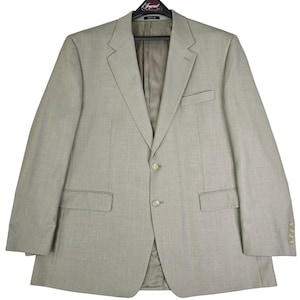 Chaqueta deportiva Chaps 46R, tipo blazer, color tostado, tejido texturizado, 2 botones, bolsillos con solapa.
