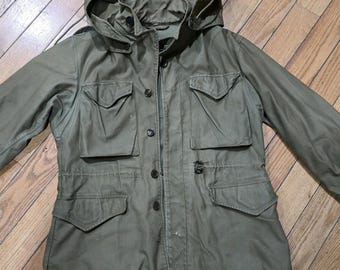 Chaqueta de campaña auténtica M-1943 del ejército estadounidense de la Segunda Guerra Mundial – Parka con capucha color verde oliva
