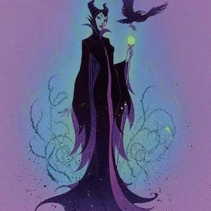 Może przedstawiać: Ilustracja postaci w długiej czarnej i fioletowej sukni z rogami, trzymającej świecącą kulę. Czarny kruk leci nad nią. Tło to gradient fioletu i błękitu z dekoracyjnymi wirami.