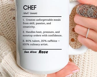 Könnte beinhalten: Weißer Keramikbecher mit der Definition von "CHEF" in Schwarz aufgedruckt. Die Definition enthält die Aussprache, eine Beschreibung der Fähigkeiten des Kochs und den Satz "See Also: Rose."