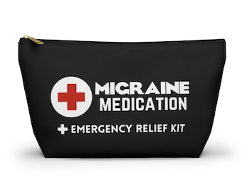 Può includere: Pochette nera con cerniera e scritta bianca "MIGRAINE MEDICATION + EMERGENCY RELIEF KIT". Una croce rossa in un cerchio bianco a sinistra. La pochette ha una cerniera dorata.