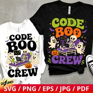 Może przedstawiać: Biały t-shirt i czarny t-shirt, każdy z grafiką szkieletu na łóżku szpitalnym z duchami, dynią i napisem CODE BOO CREW. Projekt zawiera monitor medyczny, laptopa i strzykawkę w żywych kolorach.