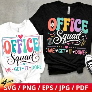 Könnte beinhalten: Ein weißes T-Shirt und ein schwarzes T-Shirt, jeweils mit dem Text "OFFICE Squad WE GET IT DONE" in farbenfroher Retro-Typografie. Die Designs enthalten grafische Elemente wie eine kleine Blume, ein Herz, ein Klemmbrett und eine Büroklammer.