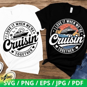Op de afbeelding: Twee t-shirts, één wit en één zwart, met een cruise schip ontwerp. Het ontwerp bevat de tekst "I love it when we're Cruisin' Together" in een cirkelvormige lay-out met palmbomen, een zonsondergang en harten.