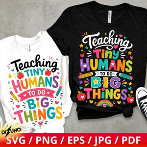 Può includere: Due magliette, una bianca e una nera, con la scritta "Teaching Tiny Humans To Do Big Things" in lettere colorate. Il design include mele, matite, stelle e un arcobaleno, adatte agli insegnanti.