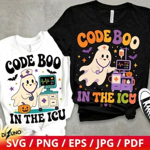 Może przedstawiać: Biały t-shirt i czarny t-shirt, każdy z grafiką ducha w czepku pielęgniarskim i ze stetoskopem, stojącego obok wózka medycznego z monitorem. Napis głosi CODE BOO IN THE ICU, w otoczeniu gwiazd, nietoperzy i dyni.