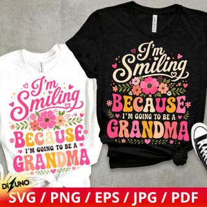 Puede incluir: Una camiseta blanca y una camiseta negra, cada una con el texto I'm Smiling BECAUSE I'M GOING TO BE A GRANDMA en letras retro de color rosa, naranja y amarillo, decoradas con flores rosas y naranjas y hojas verdes.
