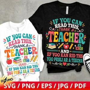 Puede incluir: Dos camisetas, una blanca y otra negra, con el texto "If You Can Read This, Thank a Teacher." El diseño incluye gráficos coloridos de una manzana, libros, lápices y las letras A, B y C. La parte inferior de las camisetas tiene el texto "EF YOO KAN RID THS YOO PRBLI AR A TEECHA."