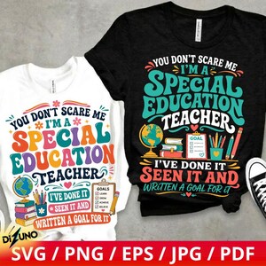 Könnte beinhalten: Zwei T-Shirts mit dem Text "You Don't Scare Me I'm a Special Education Teacher". Ein Shirt ist weiß, das andere ist schwarz. Beide Shirts haben ein farbenfrohes Design mit einem Globus, Büchern, Bleistiften und den Worten "I've done it, seen it, and written a goal for it."