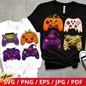Op de afbeelding: Een wit t-shirt en een zwart t-shirt met grafische prints van videogamecontrollers in Halloween-thema, waaronder een pompoen, een geest, een mummie, een heks, een vleermuis en een Frankenstein-monster met diverse kleurrijke knoppen.