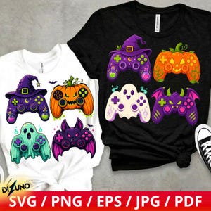 Op de afbeelding: Een wit t-shirt en een zwart t-shirt met grafische prints van videogamecontrollers in Halloween-stijl, waaronder een paarse controller met heksenhoed, een oranje pompoencontroller, een witte spookcontroller en een paarse vleermuiscontroller.