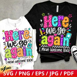 以下が含まれることがあります： 白いTシャツと黒いTシャツ。どちらも「Here we go again I mean Welcome Back」という文字が描かれたカラフルなグラフィックが特徴で、水玉模様の文字、星、鉛筆、ノートのアイコンがピンク、青、オレンジの鮮やかな色合いで装飾されています。