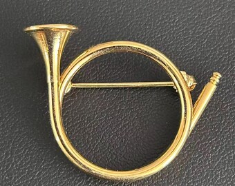 Broche vintage de trompa francesa en tono dorado, instrumento musical, años 70.