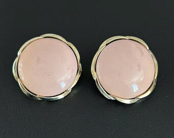 ヴィンテージジュエリー 1960年代 ピンクムーングロー ルーサイト クリップオンイヤリング ゴールドトーン スカラップボタン