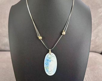 Vintage 1970s Acrylic Forget Me Not Flower Oval Pendant Necklace 16''