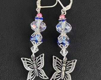 Pendientes colgantes de mariposa en tono plateado de estilo vintage con cuentas de cristal iridiscente Aurora Boreal.