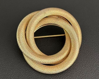 Broche vintage firmado por Sarah Coventry, modelo Sarah's Circle, de 1965, con malla dorada.