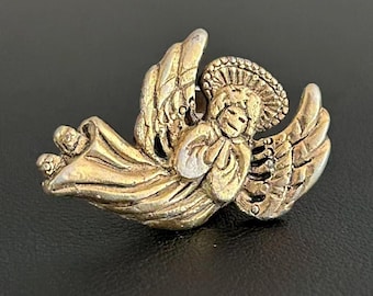 Broche de solapa vintage con forma de ángel guardián, acabado en oro envejecido y halo volador.