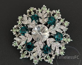 ヴィンテージジュエリー エメラルドグリーン ラインストーン ブローチ、シルバートーン フローラルリース ステートメントピンブローチ