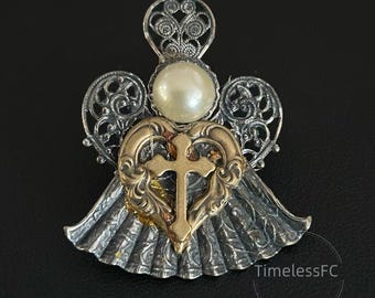 ヴィンテージジュエリー エンジェルピンブローチ、ミックスメタル、フェイクパールヘッド、ハートとクロス