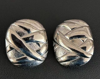 ヴィンテージジュエリー モダニスト シルバートーン ドーム型イヤリング テクスチャード加工 クロスオーバー ボタンスタッド 女性用