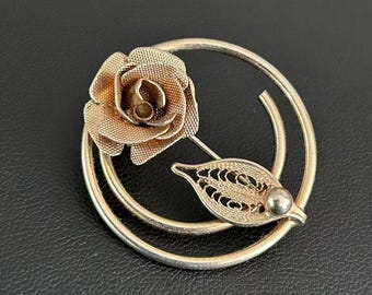Broche vintage firmado por Sarah Coventry Rose, broche de flor de filigrana en tono dorado.