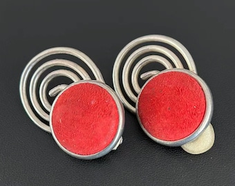 ヴィンテージジュエリー　キャロル・ドープレイズ作　シルバー調　レッドスエード　モダニズム調　音符モチーフの渦巻きイヤリング