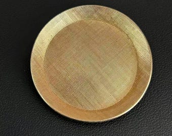 Broche vintage Napier de círculo en tono dorado con textura moderna.