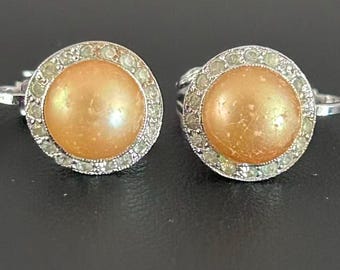 Pendientes vintage firmados de Panetta con perlas de imitación y cierre de clip, con diamantes de imitación y tono plateado, años 60.