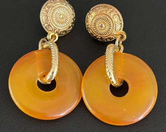 ヴィンテージジュエリー 1980年代 オレンジベークライト製ドアノッカー型イヤリング ゴールドトーン ダングルスタッド