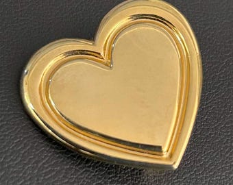 Broche vintage firmado de Variety Club con forma de corazón, tono dorado, para coleccionistas de obras benéficas.