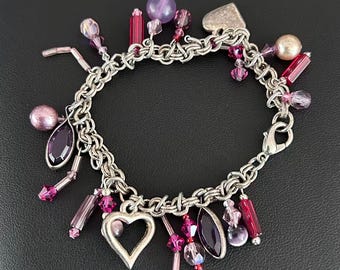 ヴィンテージジュエリー シルバートーン ハートチャームブレスレット パープルピンクのビーズガラスのチャーム付き 7インチ