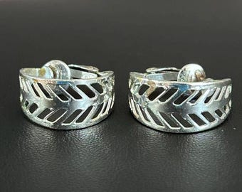 Biżuteria vintage, nowoczesne, srebrne kolczyki z klipsem, wzór jodełki, geometryczne, ażurowe, półkoła