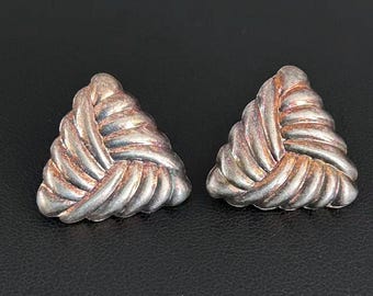 Vintage sieraden jaren 80 geribbelde gezwollen driehoek oorbellen Vet zilverkleurige modernistische statement studs