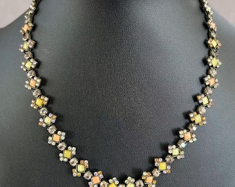 ヴィンテージジュエリー ソレッリサイン入り パステルカラー ラインストーン ステートメントネックレス 真鍮製ビブカラー ヘアルームスタイル 14インチ