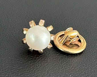 Pin de corbata vintage de tono dorado con perlas sintéticas y montura de corona para solapa.