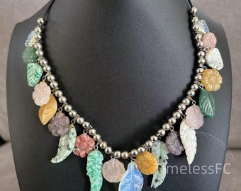 ヴィンテージジュエリーの彫刻された宝石の葉のネックレス、ボヘミアン風マルチストーンフローラルステートメントビブジュエリー